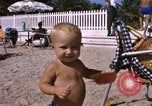 Image baigneurs sur la plage Bahreïn, 1967, de la seconde 36 séquences d'archives historiques vidéo 65675045151