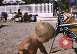 Image baigneurs sur la plage Bahreïn, 1967, de la seconde 37 séquences d'archives historiques vidéo 65675045151