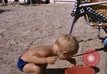 Image baigneurs sur la plage Bahreïn, 1967, de la seconde 38 séquences d'archives historiques vidéo 65675045151
