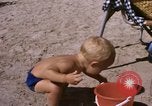 Image baigneurs sur la plage Bahreïn, 1967, de la seconde 39 séquences d'archives historiques vidéo 65675045151
