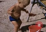 Image baigneurs sur la plage Bahreïn, 1967, de la seconde 40 séquences d'archives historiques vidéo 65675045151