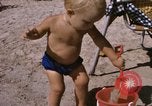 Image baigneurs sur la plage Bahreïn, 1967, de la seconde 41 séquences d'archives historiques vidéo 65675045151