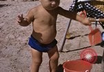 Image baigneurs sur la plage Bahreïn, 1967, de la seconde 42 séquences d'archives historiques vidéo 65675045151
