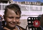 Image baigneurs sur la plage Bahreïn, 1967, de la seconde 43 séquences d'archives historiques vidéo 65675045151