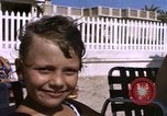 Image baigneurs sur la plage Bahreïn, 1967, de la seconde 44 séquences d'archives historiques vidéo 65675045151