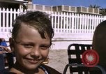 Image baigneurs sur la plage Bahreïn, 1967, de la seconde 45 séquences d'archives historiques vidéo 65675045151