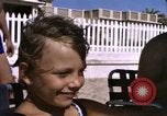 Image baigneurs sur la plage Bahreïn, 1967, de la seconde 46 séquences d'archives historiques vidéo 65675045151
