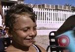 Image baigneurs sur la plage Bahreïn, 1967, de la seconde 47 séquences d'archives historiques vidéo 65675045151