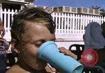 Image baigneurs sur la plage Bahreïn, 1967, de la seconde 48 séquences d'archives historiques vidéo 65675045151