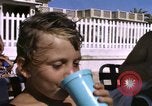 Image baigneurs sur la plage Bahreïn, 1967, de la seconde 49 séquences d'archives historiques vidéo 65675045151