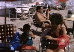 Image baigneurs sur la plage Bahreïn, 1967, de la seconde 51 séquences d'archives historiques vidéo 65675045151