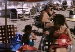 Image baigneurs sur la plage Bahreïn, 1967, de la seconde 52 séquences d'archives historiques vidéo 65675045151