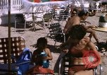 Image baigneurs sur la plage Bahreïn, 1967, de la seconde 53 séquences d'archives historiques vidéo 65675045151