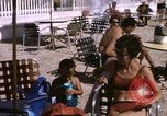 Image baigneurs sur la plage Bahreïn, 1967, de la seconde 54 séquences d'archives historiques vidéo 65675045151