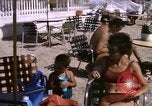 Image baigneurs sur la plage Bahreïn, 1967, de la seconde 55 séquences d'archives historiques vidéo 65675045151