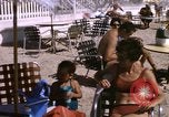 Image baigneurs sur la plage Bahreïn, 1967, de la seconde 56 séquences d'archives historiques vidéo 65675045151