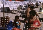 Image baigneurs sur la plage Bahreïn, 1967, de la seconde 57 séquences d'archives historiques vidéo 65675045151