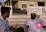 Image baigneurs sur la plage Bahreïn, 1967, de la seconde 60 séquences d'archives historiques vidéo 65675045151