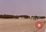 Immagine di Corsa di cammelli Bahrain, 1967, secondo 13 filmato di repertorio 65675045156