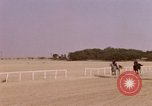 Immagine di Corsa di cammelli Bahrain, 1967, secondo 16 filmato di repertorio 65675045156