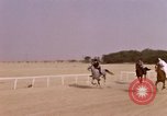 Immagine di Corsa di cammelli Bahrain, 1967, secondo 17 filmato di repertorio 65675045156