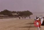 Immagine di Corsa di cammelli Bahrain, 1967, secondo 21 filmato di repertorio 65675045156