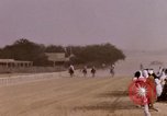 Immagine di Corsa di cammelli Bahrain, 1967, secondo 22 filmato di repertorio 65675045156