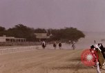 Immagine di Corsa di cammelli Bahrain, 1967, secondo 24 filmato di repertorio 65675045156