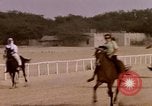 Immagine di Corsa di cammelli Bahrain, 1967, secondo 26 filmato di repertorio 65675045156