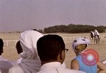 Immagine di Corsa di cammelli Bahrain, 1967, secondo 56 filmato di repertorio 65675045156