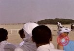 Immagine di Corsa di cammelli Bahrain, 1967, secondo 57 filmato di repertorio 65675045156