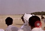 Immagine di Corsa di cammelli Bahrain, 1967, secondo 58 filmato di repertorio 65675045156