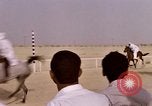 Immagine di Corsa di cammelli Bahrain, 1967, secondo 59 filmato di repertorio 65675045156