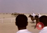 Immagine di Corsa di cammelli Bahrain, 1967, secondo 60 filmato di repertorio 65675045156