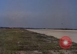 Image L'ARMÉE AMÉRICAINE RU-8D aéronefs Beechcraft Seminole fait des engins Jusqu'à l'atterrissage sur piste mousse Saigon Sud Vietnam, 1967, de la seconde 8 séquences d'archives historiques vidéo 65675045177