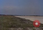 Image L'ARMÉE AMÉRICAINE RU-8D aéronefs Beechcraft Seminole fait des engins Jusqu'à l'atterrissage sur piste mousse Saigon Sud Vietnam, 1967, de la seconde 9 séquences d'archives historiques vidéo 65675045177