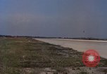 Image L'ARMÉE AMÉRICAINE RU-8D aéronefs Beechcraft Seminole fait des engins Jusqu'à l'atterrissage sur piste mousse Saigon Sud Vietnam, 1967, de la seconde 10 séquences d'archives historiques vidéo 65675045177