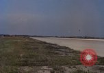 Image L'ARMÉE AMÉRICAINE RU-8D aéronefs Beechcraft Seminole fait des engins Jusqu'à l'atterrissage sur piste mousse Saigon Sud Vietnam, 1967, de la seconde 11 séquences d'archives historiques vidéo 65675045177