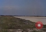 Image L'ARMÉE AMÉRICAINE RU-8D aéronefs Beechcraft Seminole fait des engins Jusqu'à l'atterrissage sur piste mousse Saigon Sud Vietnam, 1967, de la seconde 12 séquences d'archives historiques vidéo 65675045177
