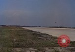Image L'ARMÉE AMÉRICAINE RU-8D aéronefs Beechcraft Seminole fait des engins Jusqu'à l'atterrissage sur piste mousse Saigon Sud Vietnam, 1967, de la seconde 13 séquences d'archives historiques vidéo 65675045177