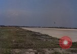 Image L'ARMÉE AMÉRICAINE RU-8D aéronefs Beechcraft Seminole fait des engins Jusqu'à l'atterrissage sur piste mousse Saigon Sud Vietnam, 1967, de la seconde 14 séquences d'archives historiques vidéo 65675045177