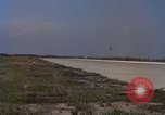 Image L'ARMÉE AMÉRICAINE RU-8D aéronefs Beechcraft Seminole fait des engins Jusqu'à l'atterrissage sur piste mousse Saigon Sud Vietnam, 1967, de la seconde 15 séquences d'archives historiques vidéo 65675045177