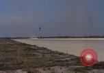 Image L'ARMÉE AMÉRICAINE RU-8D aéronefs Beechcraft Seminole fait des engins Jusqu'à l'atterrissage sur piste mousse Saigon Sud Vietnam, 1967, de la seconde 16 séquences d'archives historiques vidéo 65675045177