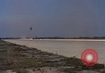 Image L'ARMÉE AMÉRICAINE RU-8D aéronefs Beechcraft Seminole fait des engins Jusqu'à l'atterrissage sur piste mousse Saigon Sud Vietnam, 1967, de la seconde 17 séquences d'archives historiques vidéo 65675045177