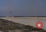 Image L'ARMÉE AMÉRICAINE RU-8D aéronefs Beechcraft Seminole fait des engins Jusqu'à l'atterrissage sur piste mousse Saigon Sud Vietnam, 1967, de la seconde 18 séquences d'archives historiques vidéo 65675045177