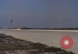 Image L'ARMÉE AMÉRICAINE RU-8D aéronefs Beechcraft Seminole fait des engins Jusqu'à l'atterrissage sur piste mousse Saigon Sud Vietnam, 1967, de la seconde 19 séquences d'archives historiques vidéo 65675045177