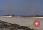Image L'ARMÉE AMÉRICAINE RU-8D aéronefs Beechcraft Seminole fait des engins Jusqu'à l'atterrissage sur piste mousse Saigon Sud Vietnam, 1967, de la seconde 20 séquences d'archives historiques vidéo 65675045177