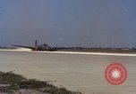 Image L'ARMÉE AMÉRICAINE RU-8D aéronefs Beechcraft Seminole fait des engins Jusqu'à l'atterrissage sur piste mousse Saigon Sud Vietnam, 1967, de la seconde 21 séquences d'archives historiques vidéo 65675045177