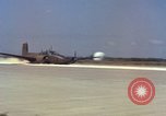 Image L'ARMÉE AMÉRICAINE RU-8D aéronefs Beechcraft Seminole fait des engins Jusqu'à l'atterrissage sur piste mousse Saigon Sud Vietnam, 1967, de la seconde 22 séquences d'archives historiques vidéo 65675045177