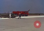 Image L'ARMÉE AMÉRICAINE RU-8D aéronefs Beechcraft Seminole fait des engins Jusqu'à l'atterrissage sur piste mousse Saigon Sud Vietnam, 1967, de la seconde 23 séquences d'archives historiques vidéo 65675045177